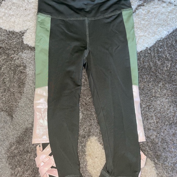 Girls size 4 three piece athletic bundle puma romper and Bebe athletic leggings - Picture 4 of 6